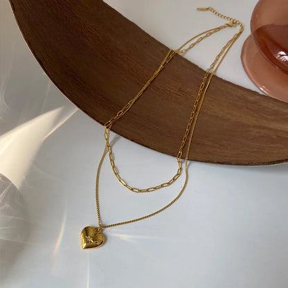 Detailansicht der 18K vergoldeten Titankette mit Herz-Anhänger | zarte Kette mit Anhänger getragen | goldene Kette mit Herz