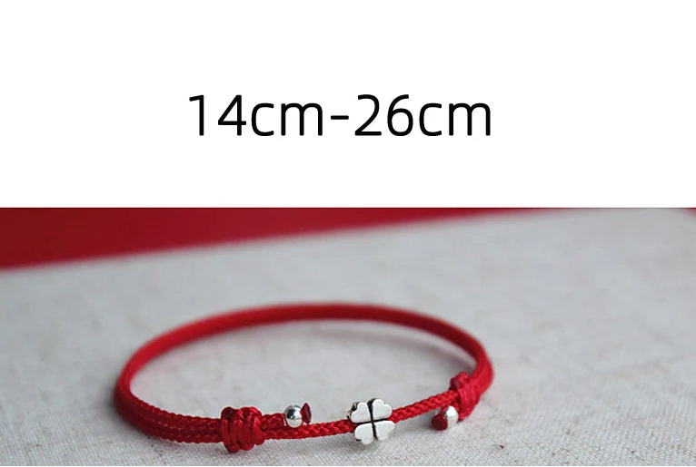 Produktansicht des verstellbaren roten Kordelarmbands mit Silber-Kleeblatt (Länge 14 cm bis 26 cm).