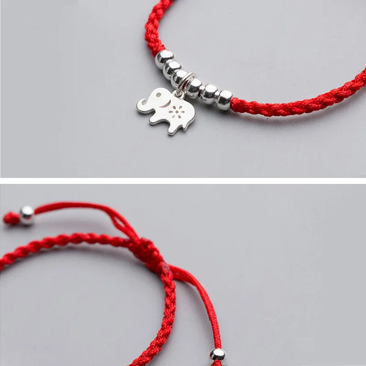 Detailansicht des 925er Silber-Elefanten-Anhängers sowie des verstellbaren Knoten-Zugverschlusses am roten Band.