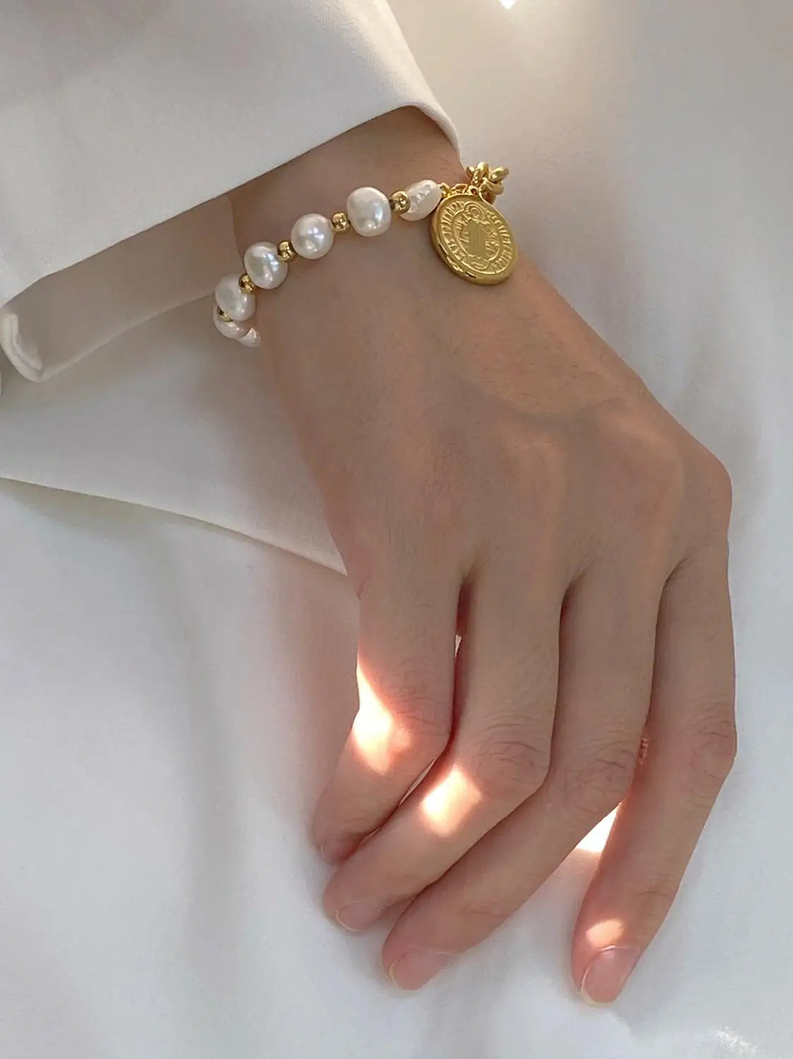 Elegantes Damenarmband Theysa aus 18K Gold mit 7mm Süßwasserperlen - zeitlose Eleganz
