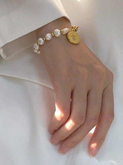 Elegantes Damenarmband Theysa aus 18K Gold mit 7mm Süßwasserperlen - zeitlose Eleganz
