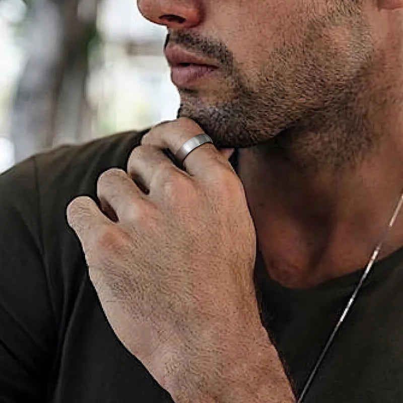 Moderner Herrenring aus Silber, von Mann getragen | Silberschmuck für Männer | Herren Accessoires