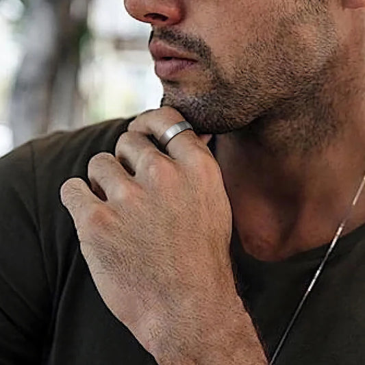 Moderner Herrenring aus Silber, von Mann getragen | Silberschmuck für Männer | Herren Accessoires