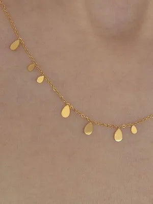 Detailansicht der 18K vergoldeten Halskette aus Titan | Kette mit runden, goldenen Plättchen | filigraner Schmuck