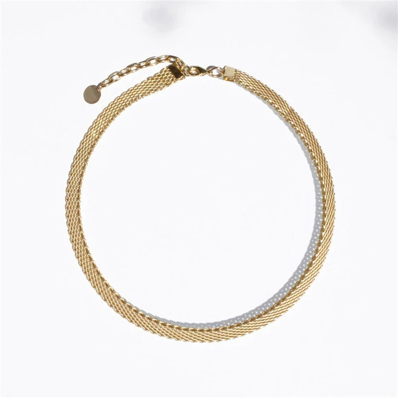 Golden schimmernde Schlangenkette aus Titan | flaches Collier zum Abend-Look | kurzer Halsschmuck