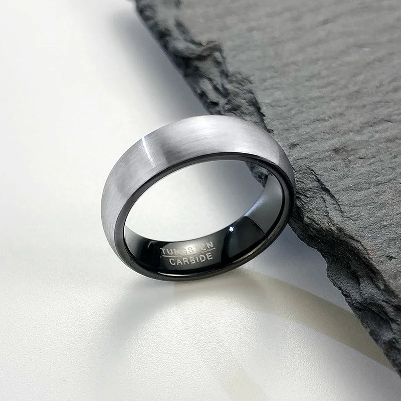 Detailaufnahme des Herrenrings, gebürstete Oberfläche | robuster Ring für Männer | Zweifarbiger Ring, Silber Schwarz