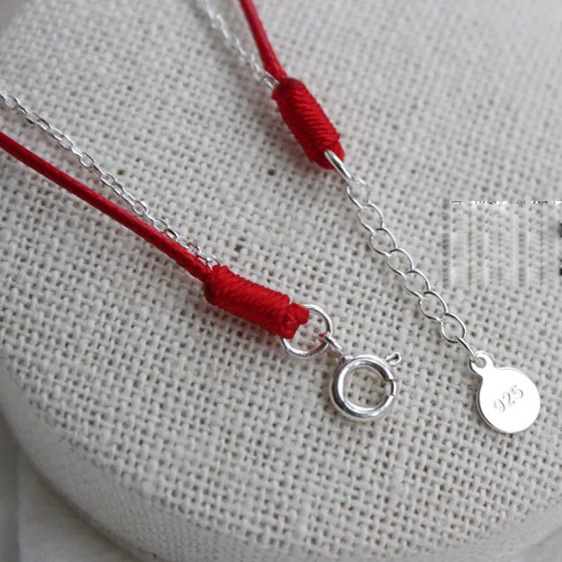 Armband Alma am Handgelenk getragen - zeigt die perfekte Passform und elegante Optik
