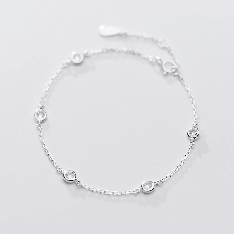 Freisteller-Produktansicht des klassischen 925er Sterling Silber-Armbands mit transparenten Zirkonia-Steinen.