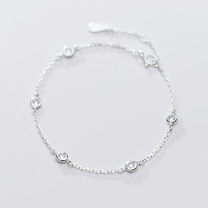 Freisteller-Produktansicht des klassischen 925er Sterling Silber-Armbands mit transparenten Zirkonia-Steinen.