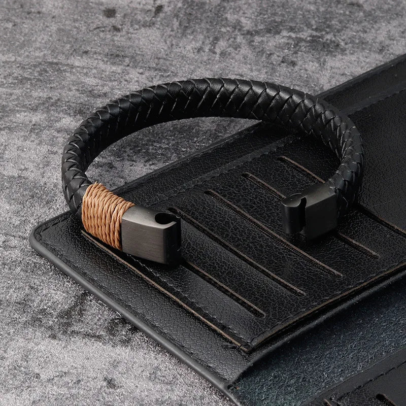 Armband Claspy am Handgelenk getragen - Vintage Punk Stil