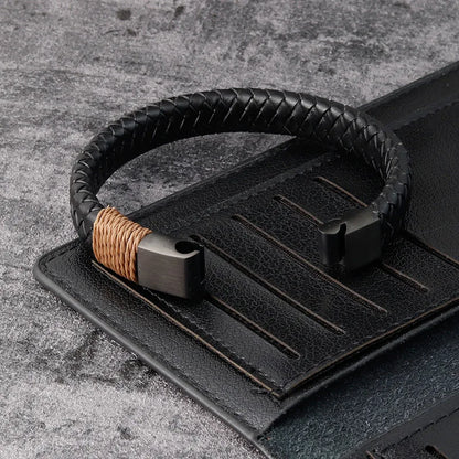 Armband Claspy am Handgelenk getragen - Vintage Punk Stil