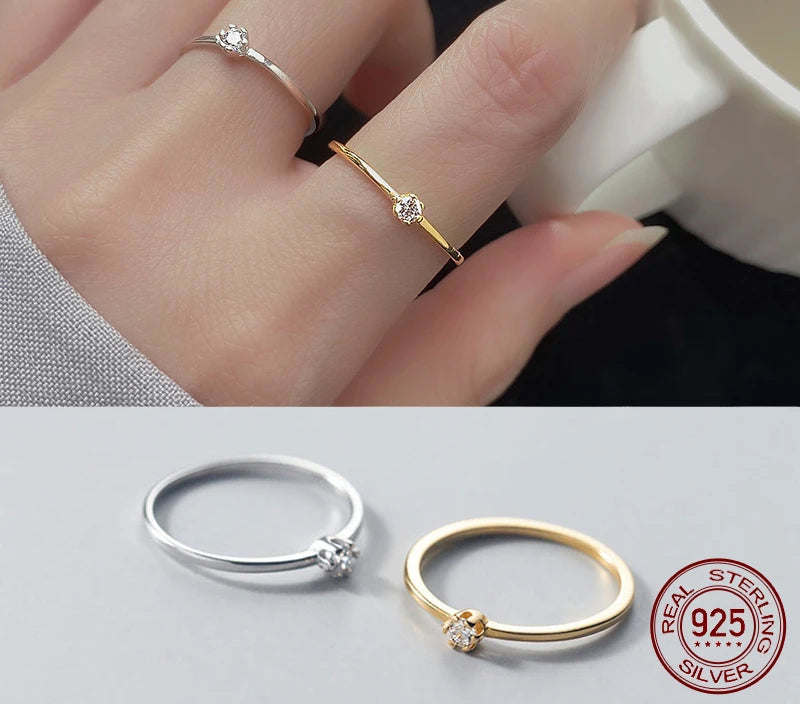 Zarter Solitär-Ring im Krappenfassung-Design aus 925 Sterling Silber und 18K Gold-Vergoldung mit funkelndem Zirkoniastein im direkten Vergleich