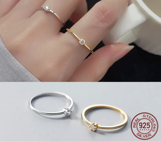 Zarter Solitär-Ring im Krappenfassung-Design aus 925 Sterling Silber und 18K Gold-Vergoldung mit funkelndem Zirkoniastein im direkten Vergleich