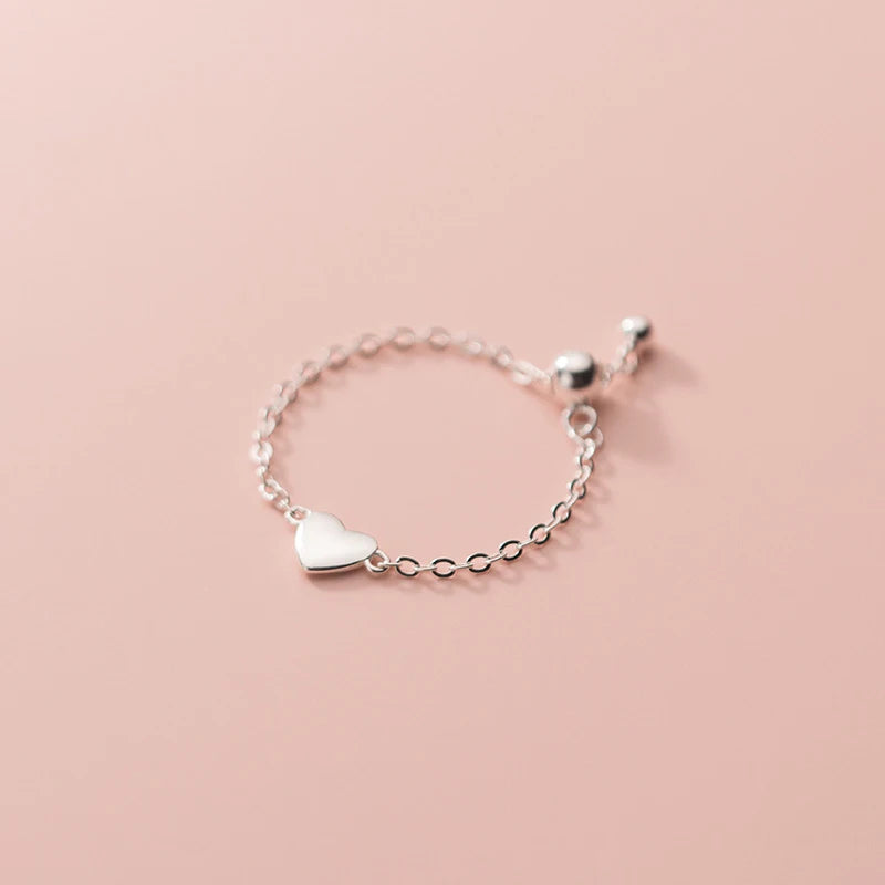 Verstellbarer Silber-Kettenring in minimalem Design, mit einem Herz-Element, geeignet für alle Fingergrößen.