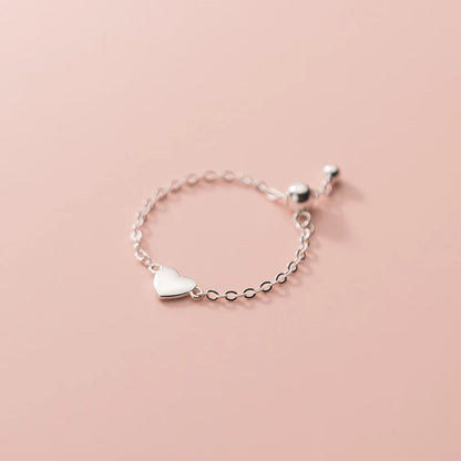Verstellbarer Silber-Kettenring in minimalem Design, mit einem Herz-Element, geeignet für alle Fingergrößen.
