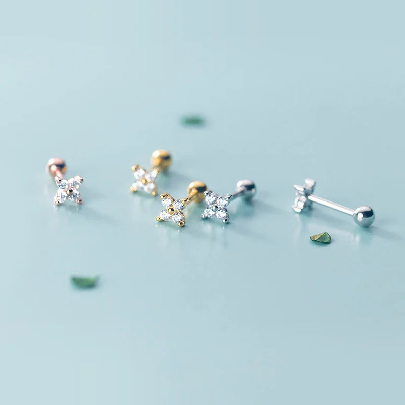 Produktübersicht der kleeförmigen Ohrstecker aus 925er Silber in Silber, 18K Gelbgold und 18K Roségold mit Kugelverschluss.