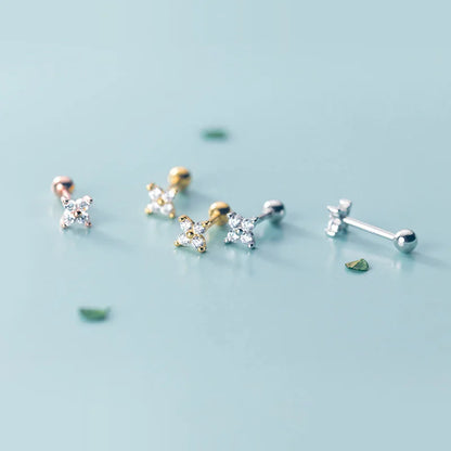 Produktübersicht der kleeförmigen Ohrstecker aus 925er Silber in Silber, 18K Gelbgold und 18K Roségold mit Kugelverschluss.