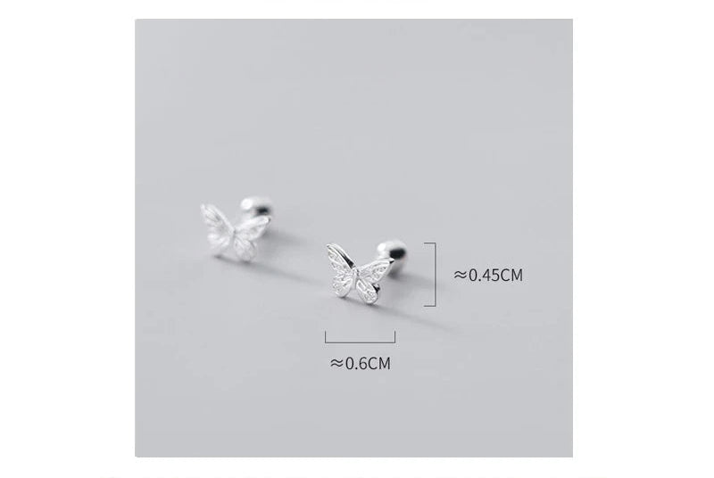 Filigrane Schmetterlings-Ohrstecker aus 925 Sterling Silber mit feiner Strukturierung und praktischem Kugelverschluss.