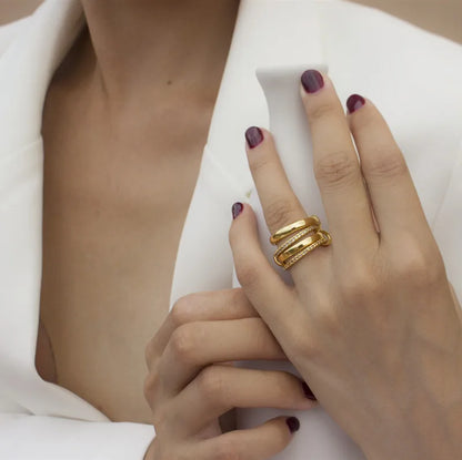 Moderne Wickelringe in Gold (18K vergoldet) und Silber mit Zirkonia-Besatz zur Auswahl für individuelles Layering.