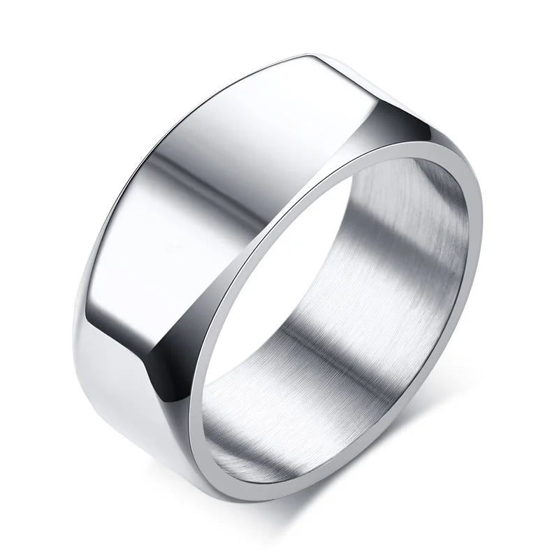 Geometrischer Bandring aus massivem Edelstahl für Herren vor weißem Hintergrund.