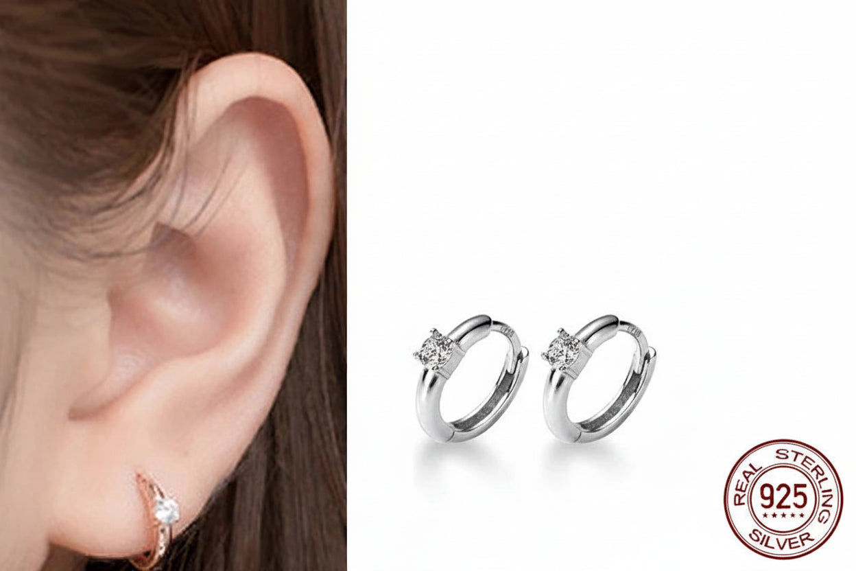 „Kleine Creolen aus 925 Sterling Silber mit Zirkonia-Stein am Ohr getragen, La Monada Schmuck.“