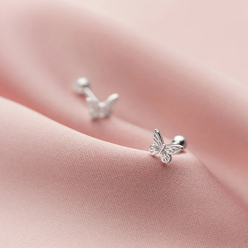 Filigrane Schmetterlings-Ohrstecker aus 925 Sterling Silber mit feiner Strukturierung und praktischem Kugelverschluss.