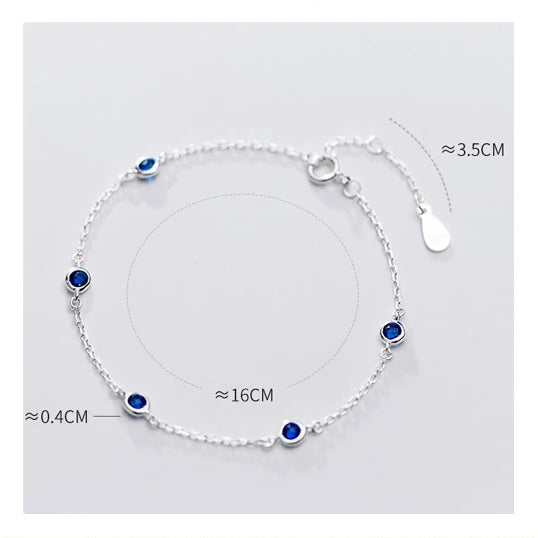 Produktansicht des verstellbaren 925er Silber-Armbands mit blauen Zirkonia-Steinen und Maßen (16 cm plus 3,5 cm Verlängerungskette).