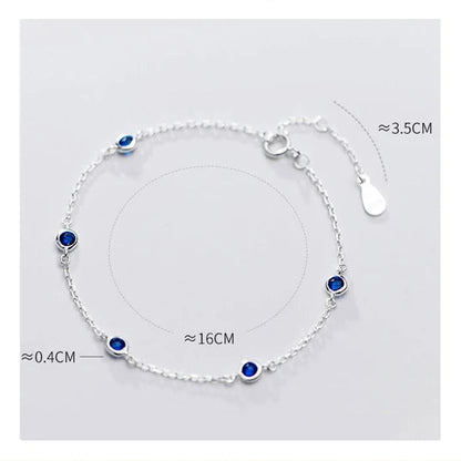 Produktansicht des verstellbaren 925er Silber-Armbands mit blauen Zirkonia-Steinen und Maßen (16 cm plus 3,5 cm Verlängerungskette).
