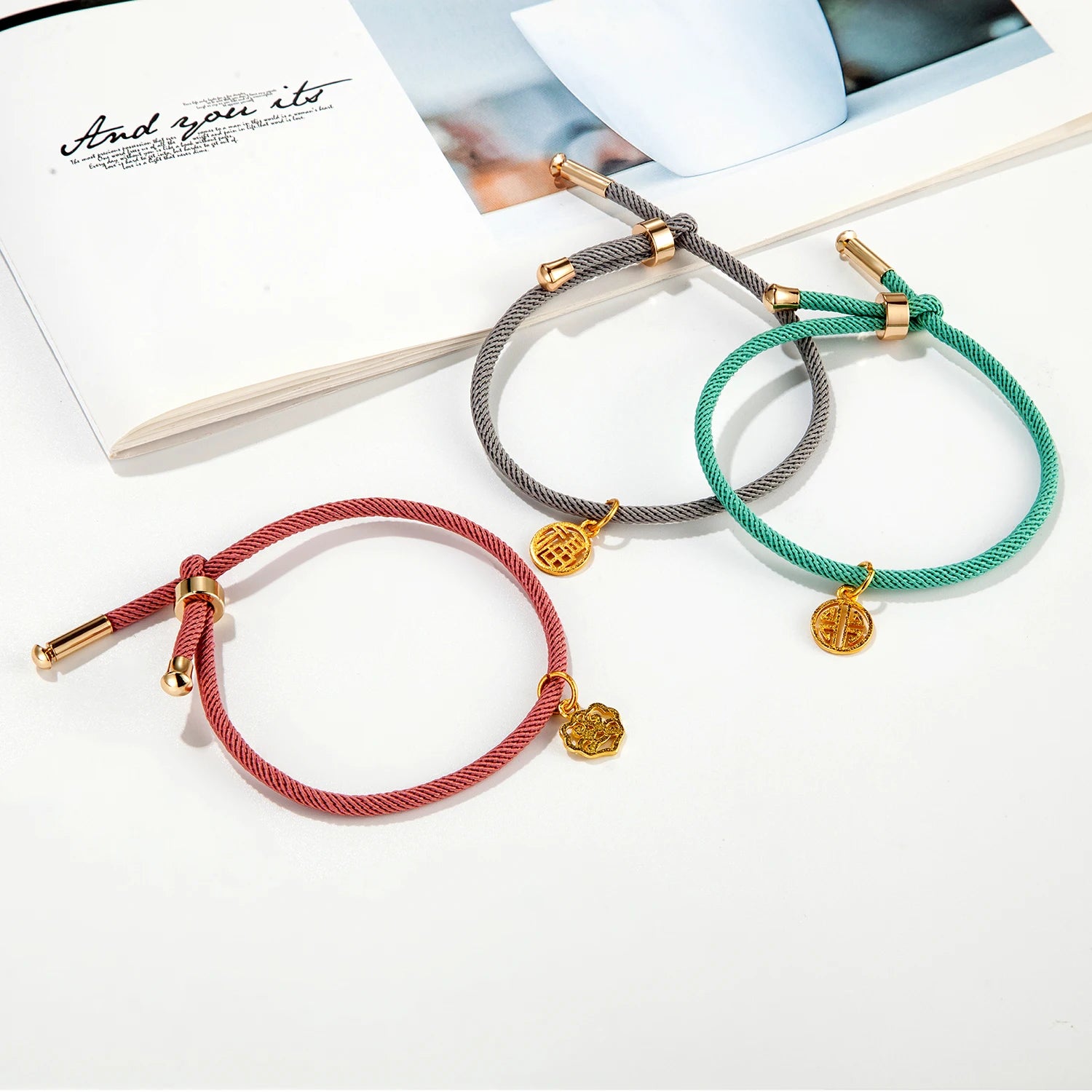 Person trägt das ethnisch inspirierte Milani-Armband - zeitloses Schmuckstück für Paare