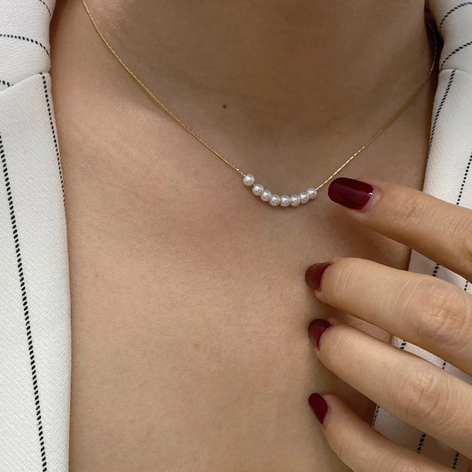 Filigrane Halskette mit Süßwasserperlen | geschwungene Kette mit Süßwasserperlen | eleganter Damenschmuck