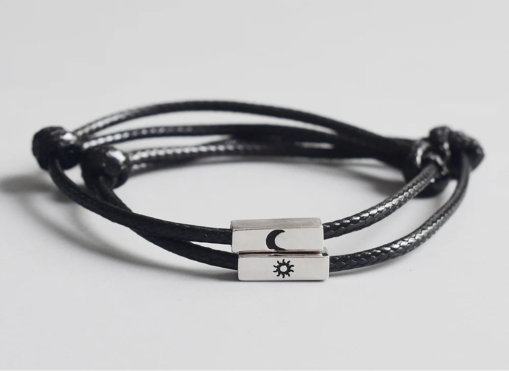 Schlichte Produktansicht der beiden schwarzen Partner-Kordelarmbänder nebeneinander auf weißem Hintergrund.