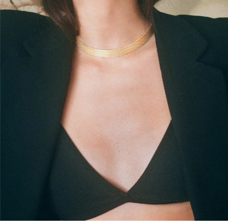 Goldenes Snake-Chain-Collier aus Titan getragen zu schwarzem Top | Flache Kette im Lagen-Look | Goldkette minimalistisch