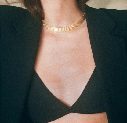 Goldenes Snake-Chain-Collier aus Titan getragen zu schwarzem Top | Flache Kette im Lagen-Look | Goldkette minimalistisch