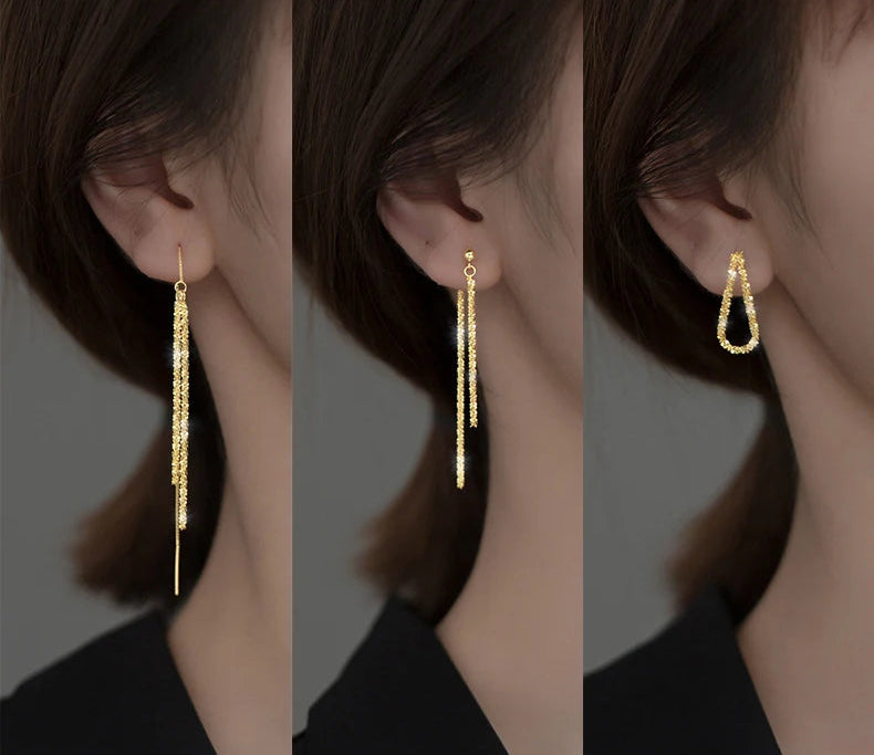 Collage von drei Ansichten, die zeigen, wie lange, goldfarbene Faden-Ohrringe und ein kurzer, U-förmiger goldfarbener Ohrring (vermutlich vergoldetes 925er Silber) am Ohr getragen werden.