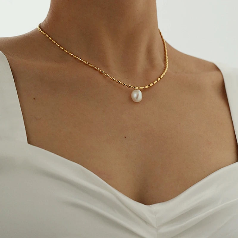 Elegante Perlenkette für Damen mit ehrlicher Barock-Süßwasserperle und strukturierter Kette aus 18 Karat vergoldetem Titan.