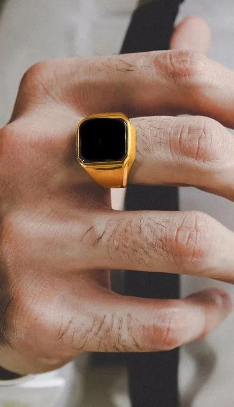 Ring Arthur in verschiedenen Winkeln - vielseitiges Design für den modernen Mann