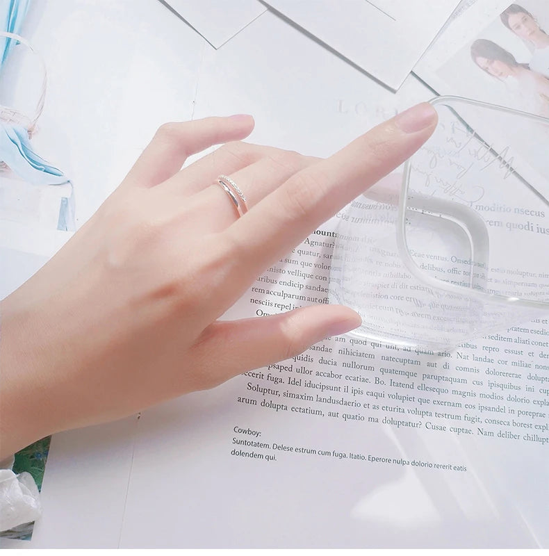 Ästhetisches Lifestyle-Foto einer Frauenhand mit dem zarten Doppelring aus vergoldetem Silber.