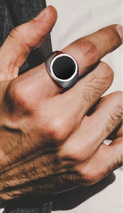 Ring Arthur Lifestyle-Aufnahme - elegantes Accessoire für jeden Anlass