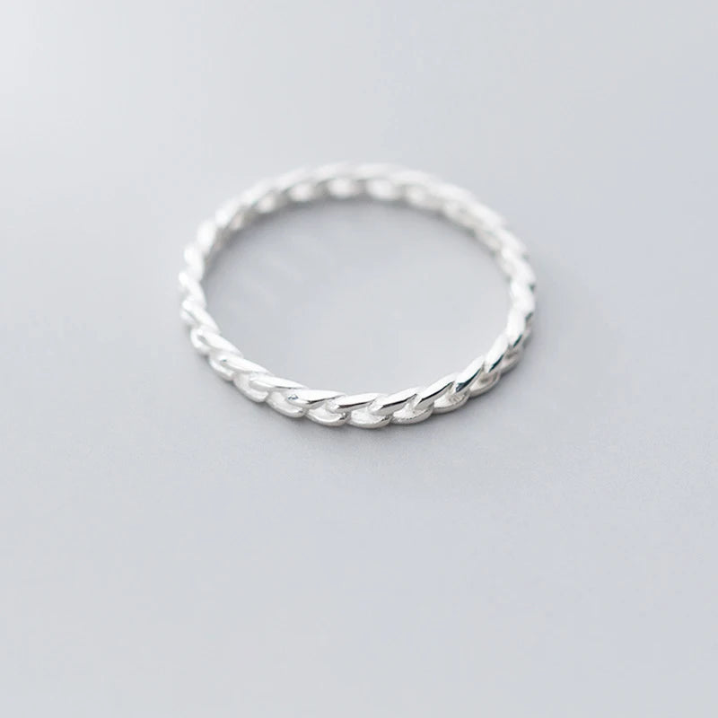 Schmaler Damenring aus 925 Sterling Silber im minimalistischen Chain-Look auf grauem Hintergrund