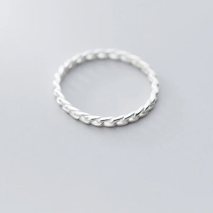 Schmaler Damenring aus 925 Sterling Silber im minimalistischen Chain-Look auf grauem Hintergrund