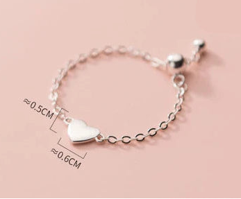 925er Silberring mit zarter Kette, der durch ein kleines Herz-Detail und einen runden Stopper (Kugelverschluss) größenregulierbar ist.