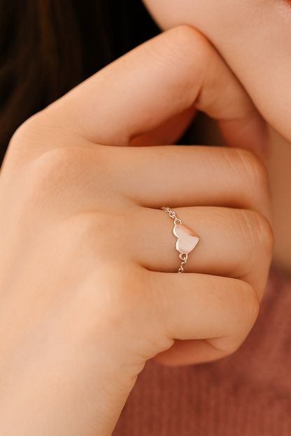 Filigraner Kettenring in 9252er Silber, getragen am Finger, verstellbar, mit einem einem Herz-Charm.