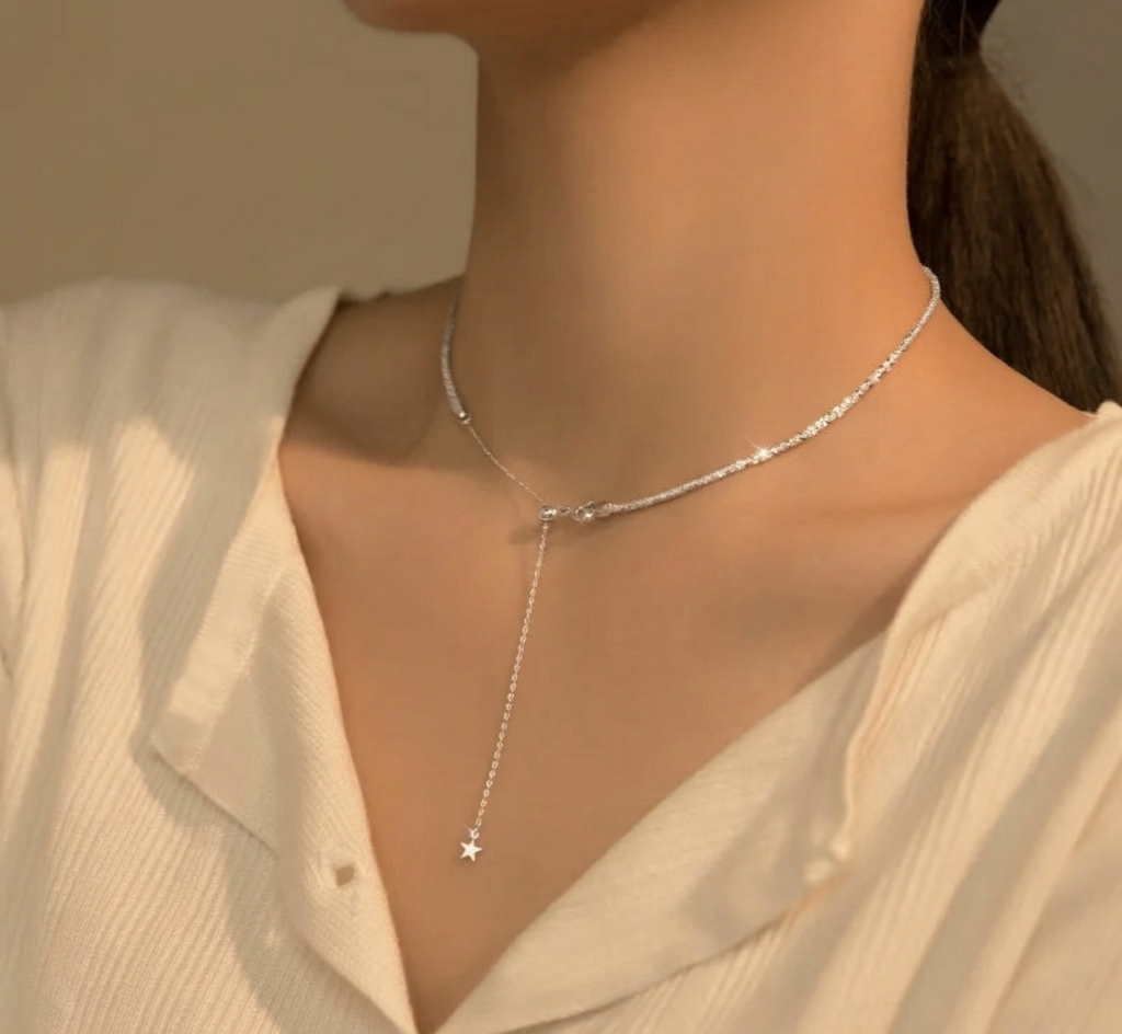 „Detaillierte Nahaufnahme: Die Kugelkette aus 925er Silber, getragen als elegante Y-Halskette mit filigranem Sternen-Anhänger.“