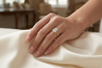 „Ästhetisches Lifestyle-Bild einer Hand mit dem oval geschliffenen Moissanit-Ring auf hellem, fließendem Satin-Stoff.“