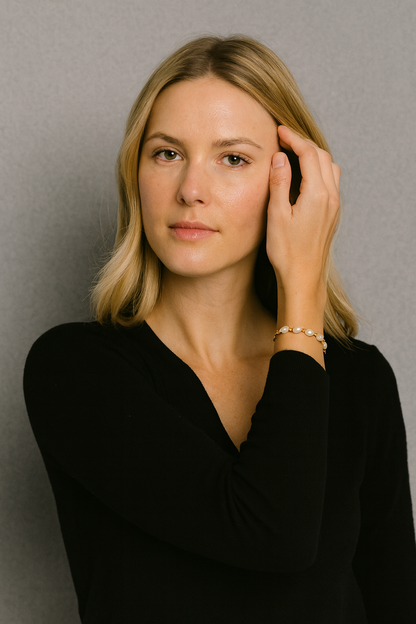 Model trägt 18K vergoldetes Süßwasserperlen-Armband als Größenreferenz und Styling-Beispiel