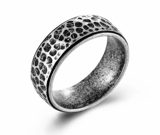 „Breiter schwarze-silberner Edelstahlring mit gehämmerter Struktur