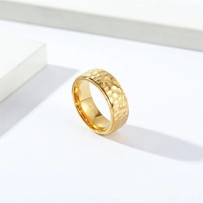 Vergoldeter Herrenring mit gehämmerter Oberfläche