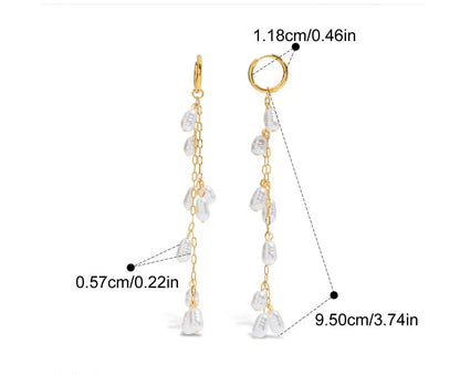 Ein Paar lange Ohrhänger mit Acrylperlen aus 18K vergoldetem Edelstahl, mit der Länge 9,55 cm.