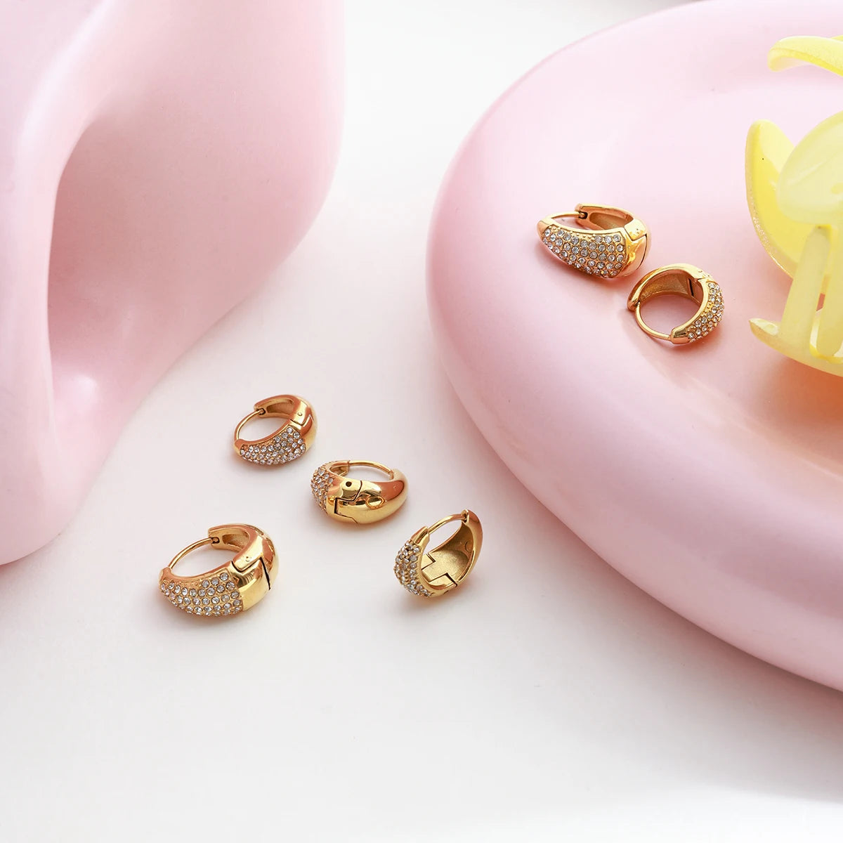 „Set aus verschiedenen goldenen Huggie-Ohrringen und Creolen mit Zirkonia-Besatz, hochwertig 18K vergoldet und wasserfest.“