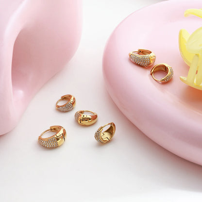 „Set aus verschiedenen goldenen Huggie-Ohrringen und Creolen mit Zirkonia-Besatz, hochwertig 18K vergoldet und wasserfest.“